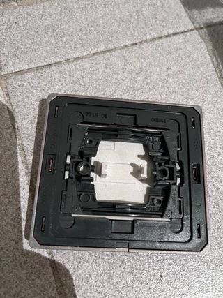 2 Interruptores Legrand negro con marco rojo