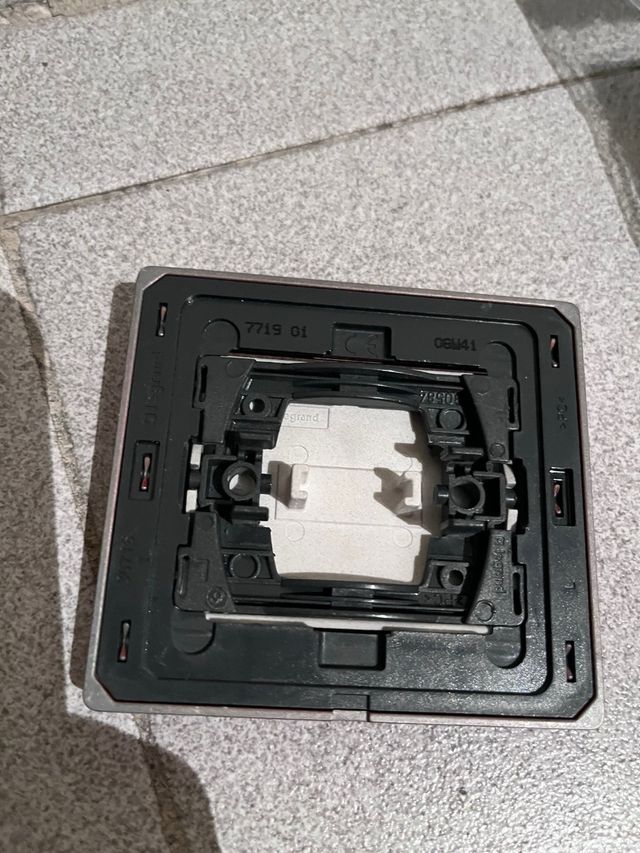 2 Interruptores Legrand negro con marco rojo