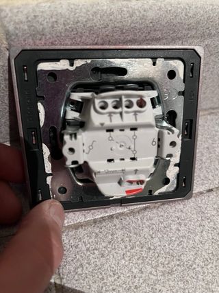 2 Interruptores Legrand negro con marco rojo