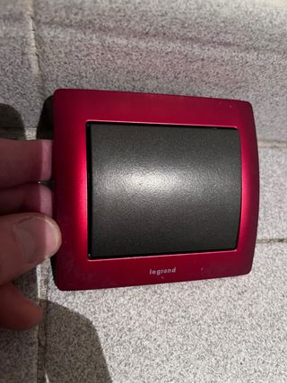 2 Interruptores Legrand negro con marco rojo