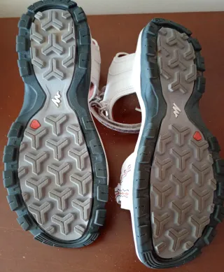 Sandalias deportivas blancas y naranjas