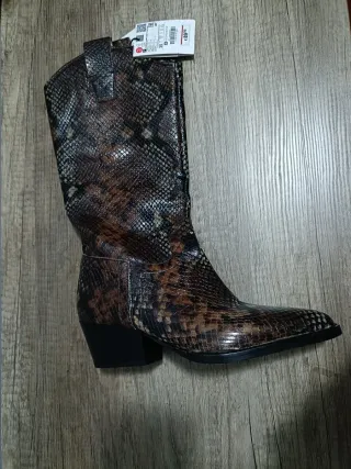 Botas piel. Con etiqueta. Costó 90€