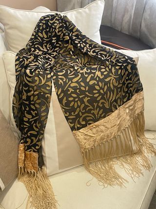 Fular elegante con flecos