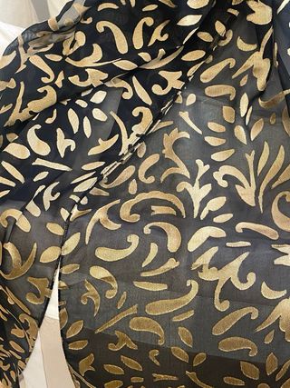 Fular elegante con flecos