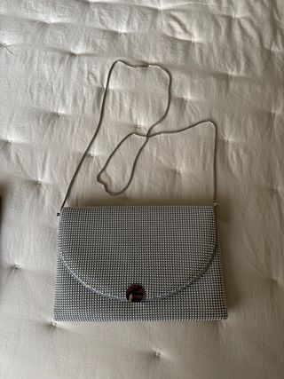 Cartera de mano plateada con cierre