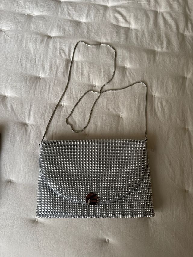 Cartera de mano plateada con cierre