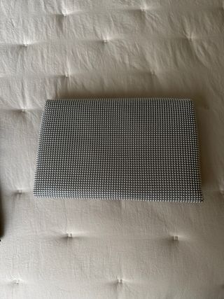 Cartera de mano plateada con cierre