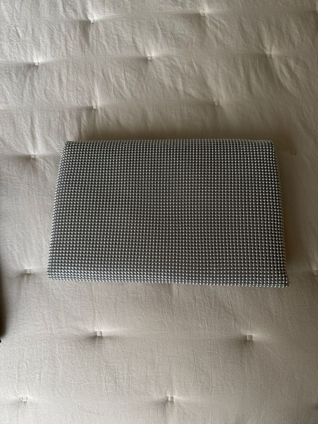 Cartera de mano plateada con cierre