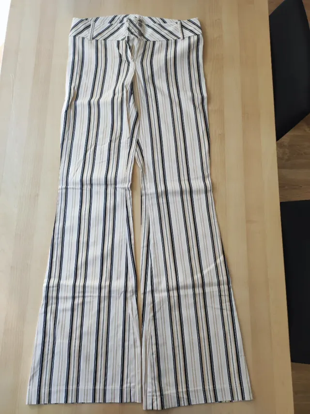 Pantalón de vestir a rayas beige y negro