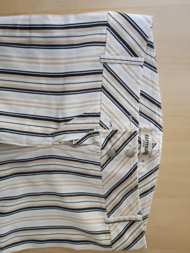 Pantalón de vestir a rayas beige y negro