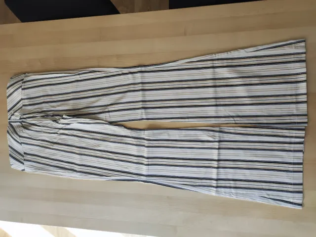 Pantalón de vestir a rayas beige y negro