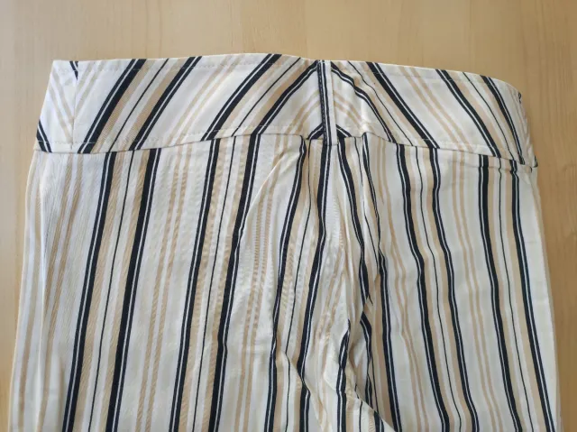 Pantalón de vestir a rayas beige y negro