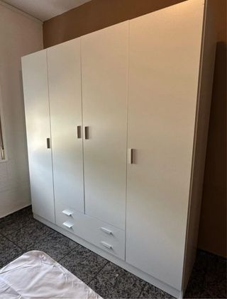 Armario blanco de madera