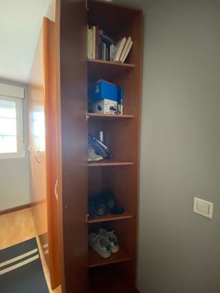 Armario cerezo, 4 puertas, zapatero lateral.