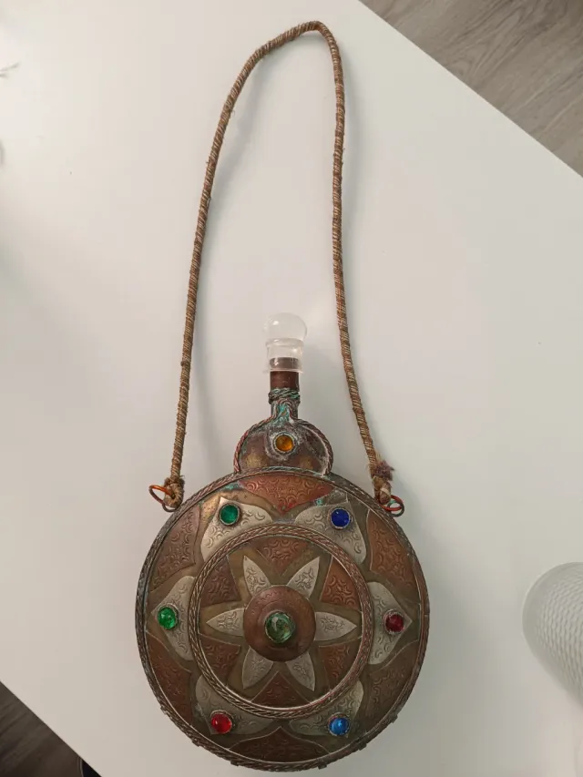 Petaca antigua decorada con piedras