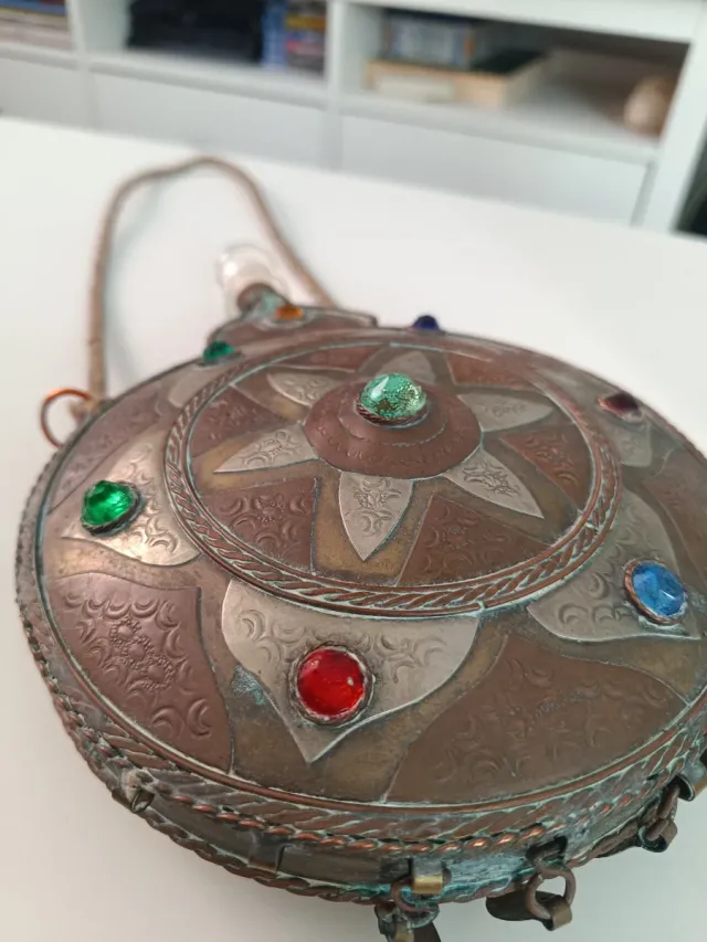 Petaca antigua decorada con piedras