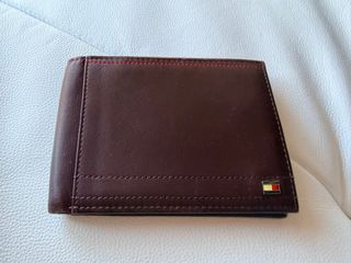 Cartera de piel Tommy Hilfiger, de color burdeos