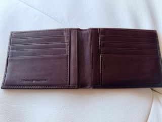 Cartera de piel Tommy Hilfiger, de color burdeos