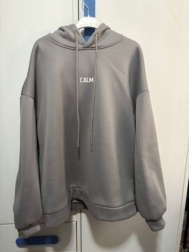 Sudadera gris con capucha