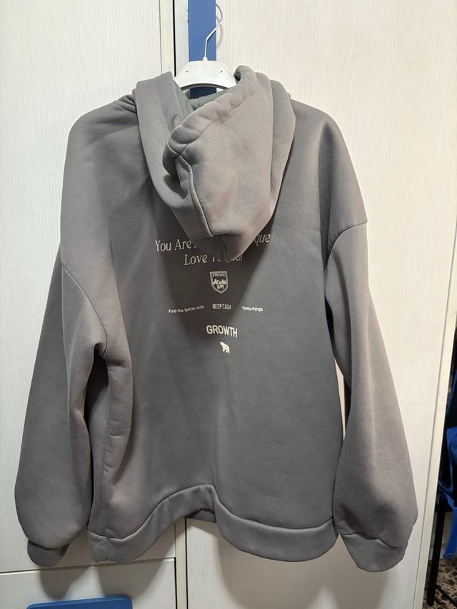 Sudadera gris con capucha