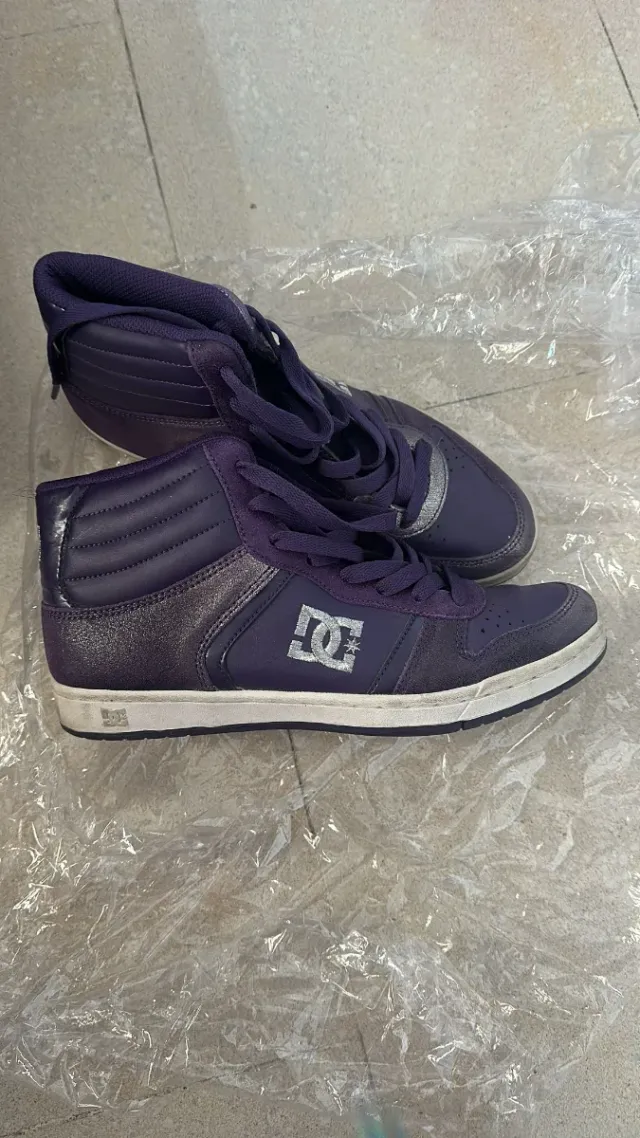 Zapatillas Botas DC Moradas y Plateadas