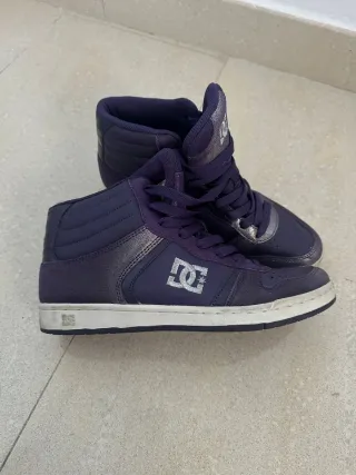 Zapatillas Botas DC Moradas y Plateadas
