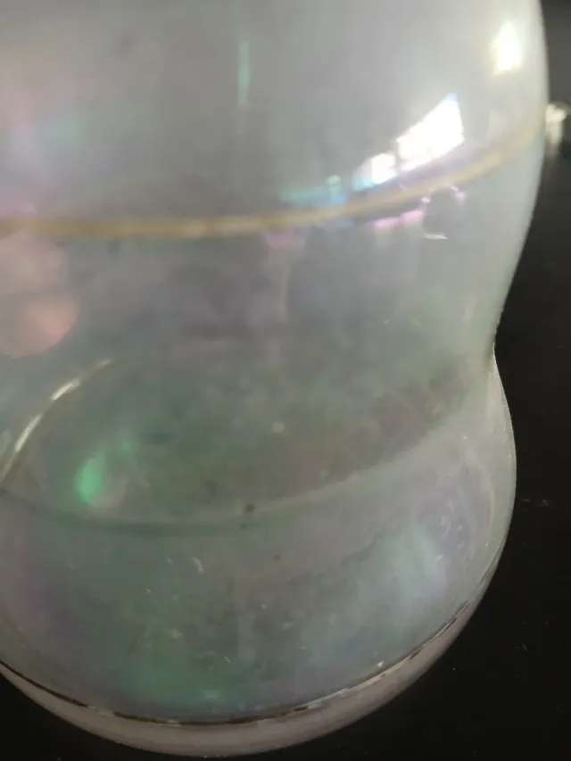 Botella antigua de cristal nacarado