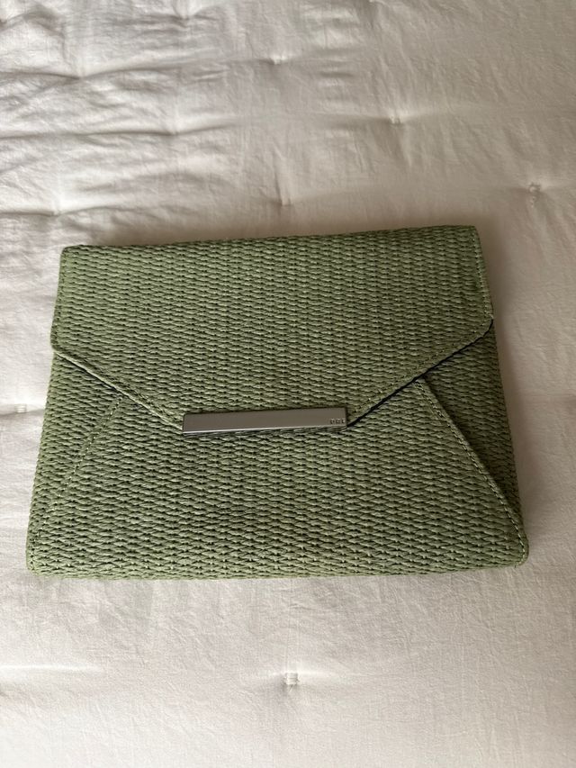 Bolso de mano verde tejido