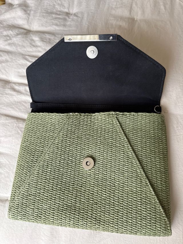 Bolso de mano verde tejido
