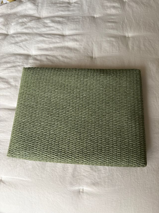 Bolso de mano verde tejido