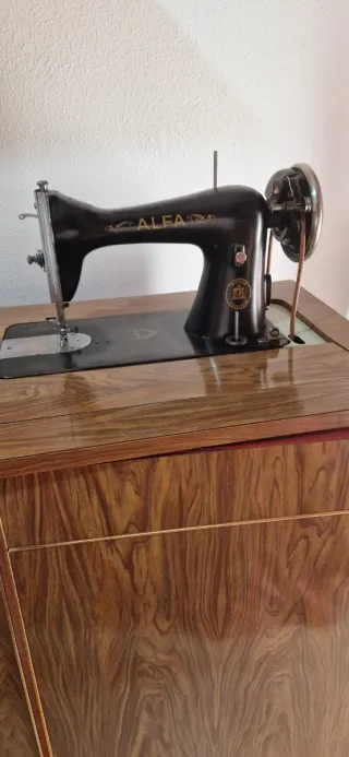 Máquina de coser Alfa antigua con mueble