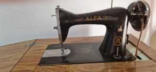 Máquina de coser Alfa antigua con mueble