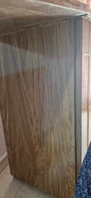 Máquina de coser Alfa antigua con mueble