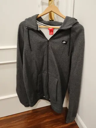 Chaqueta Nike gris con capucha y cremallera