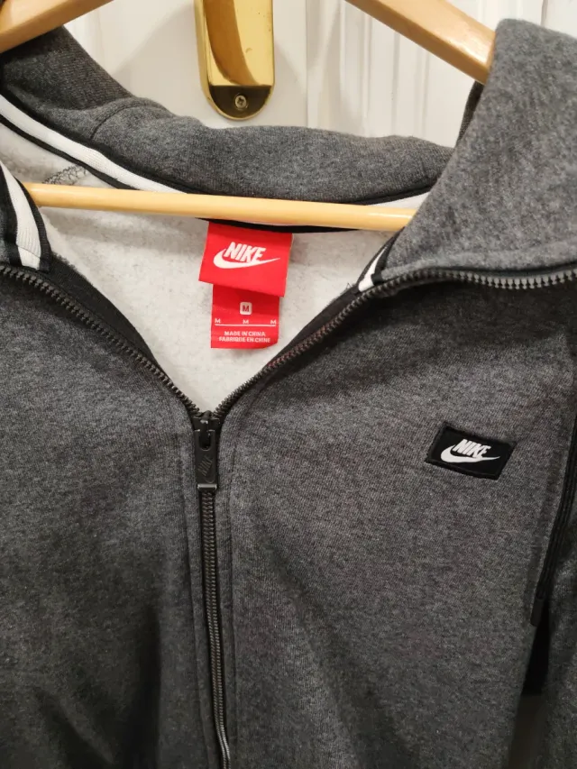 Chaqueta Nike gris con capucha y cremallera