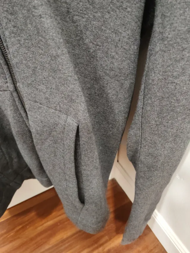 Chaqueta Nike gris con capucha y cremallera