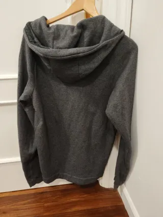 Chaqueta Nike gris con capucha y cremallera