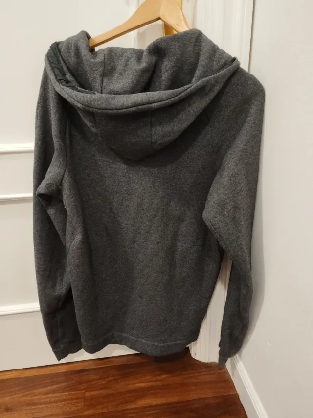 Chaqueta Nike gris con capucha y cremallera