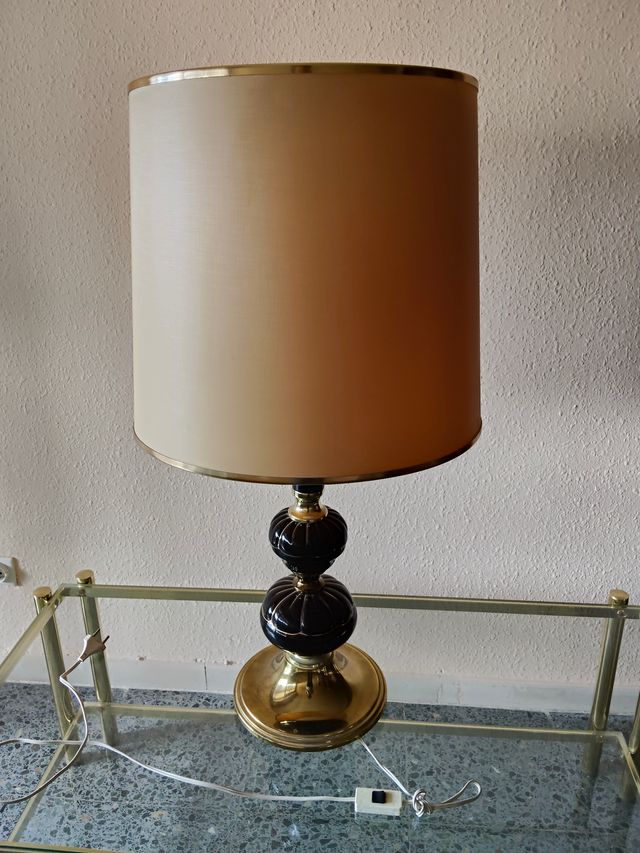 Lámpara Vintage con pie cerámico negro y dorado