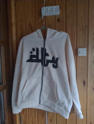 Sudadera Beige con Cremallera y Estampado