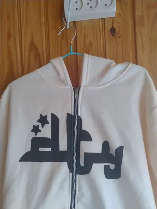 Sudadera Beige con Cremallera y Estampado