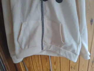 Sudadera Beige con Cremallera y Estampado