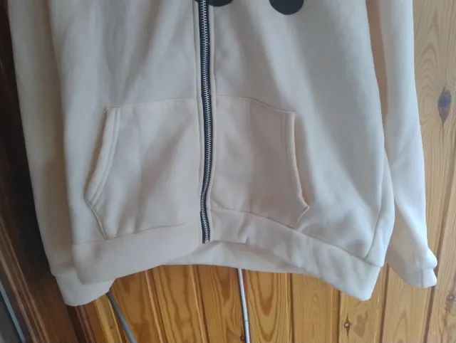 Sudadera Beige con Cremallera y Estampado