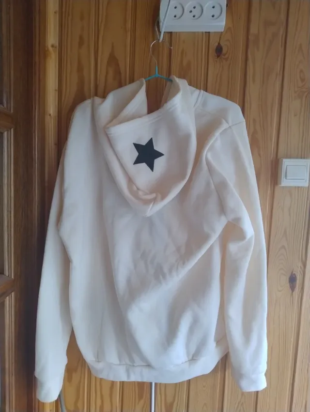 Sudadera Beige con Cremallera y Estampado