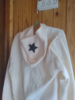 Sudadera Beige con Cremallera y Estampado