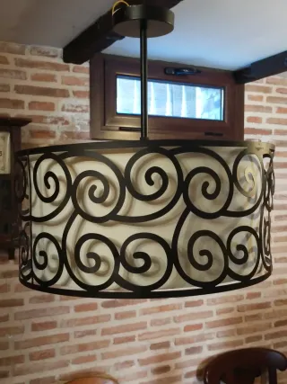 Lámparas de mesa y techo negra y blanca.