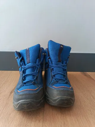 Botas de monte infantiles azules. Talla 35