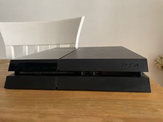 Consola Sony PS4 en perfecto estado, con mando 95