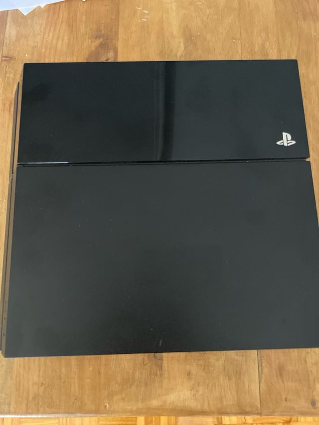 Consola Sony PS4 en perfecto estado, con mando 95