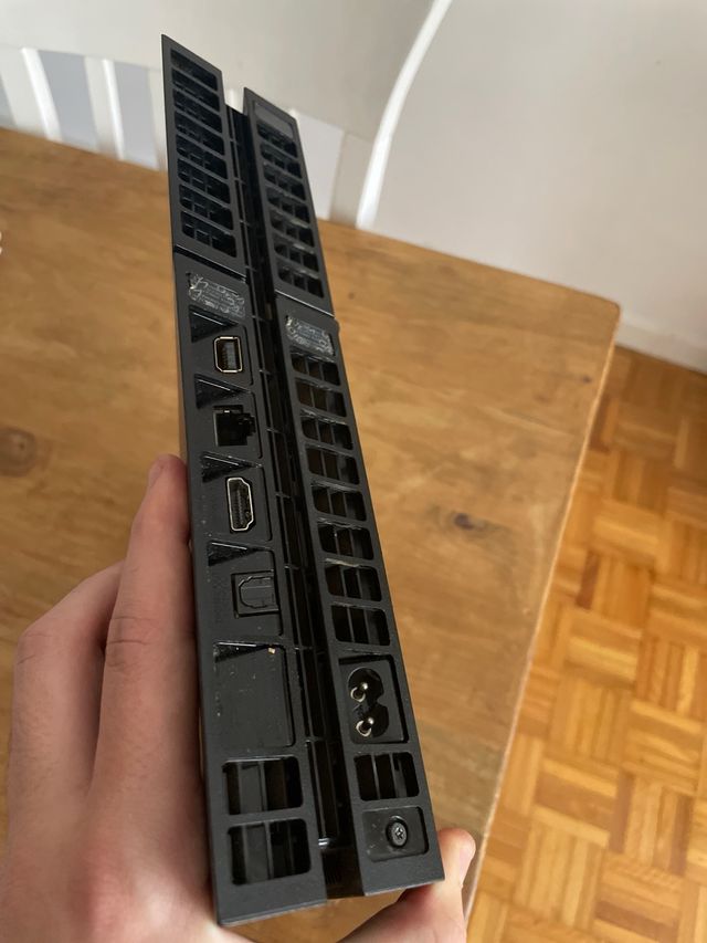 Consola Sony PS4 en perfecto estado, con mando 95